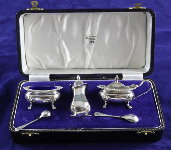 A cased 1960s silver three piece condiment set with two spoons,